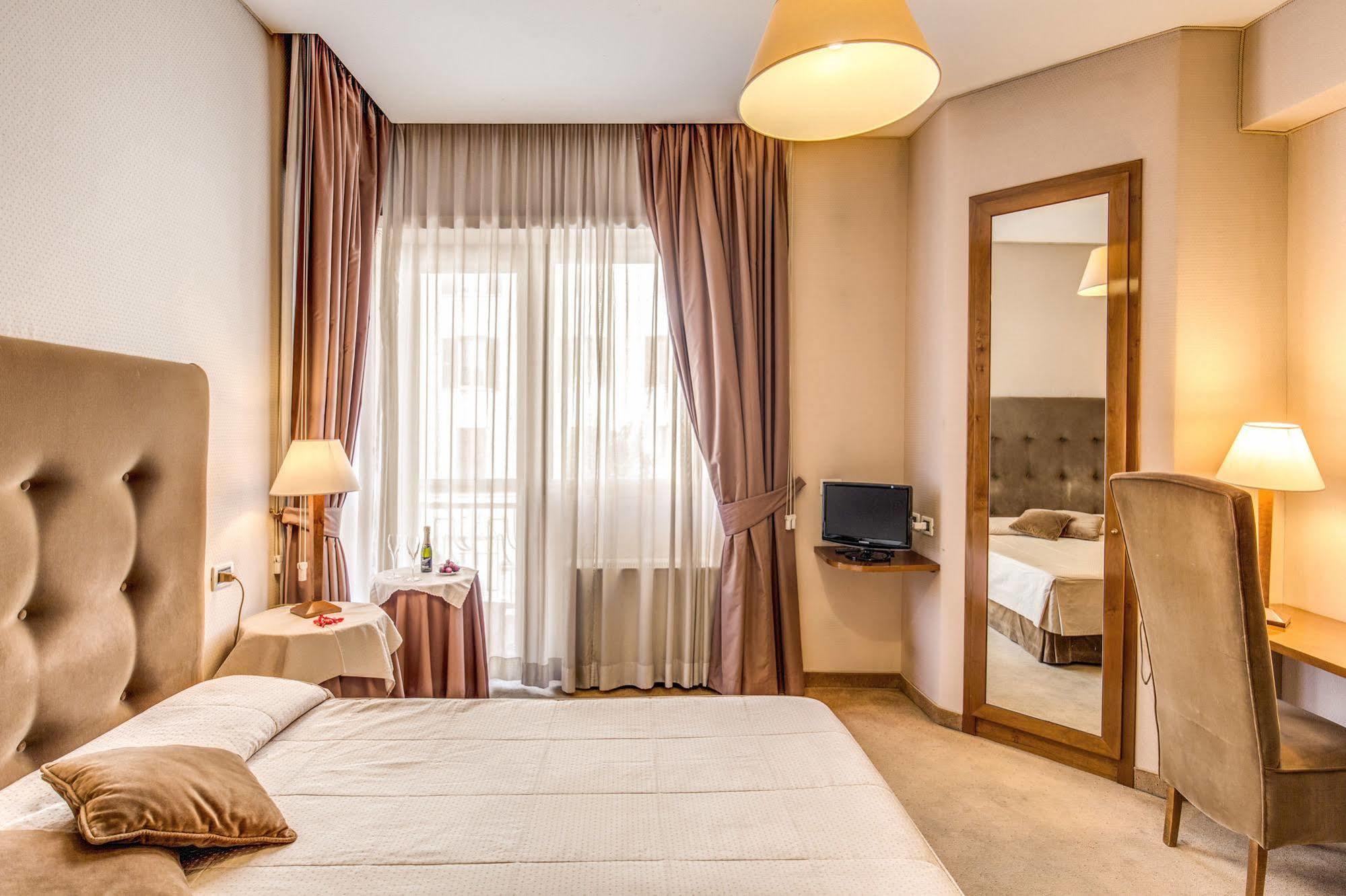 Hotel Ponte Milvio Roma Esterno foto