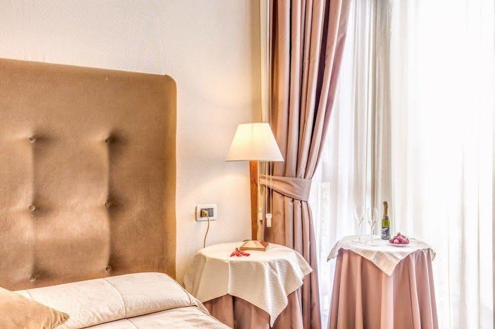 Hotel Ponte Milvio Roma Esterno foto
